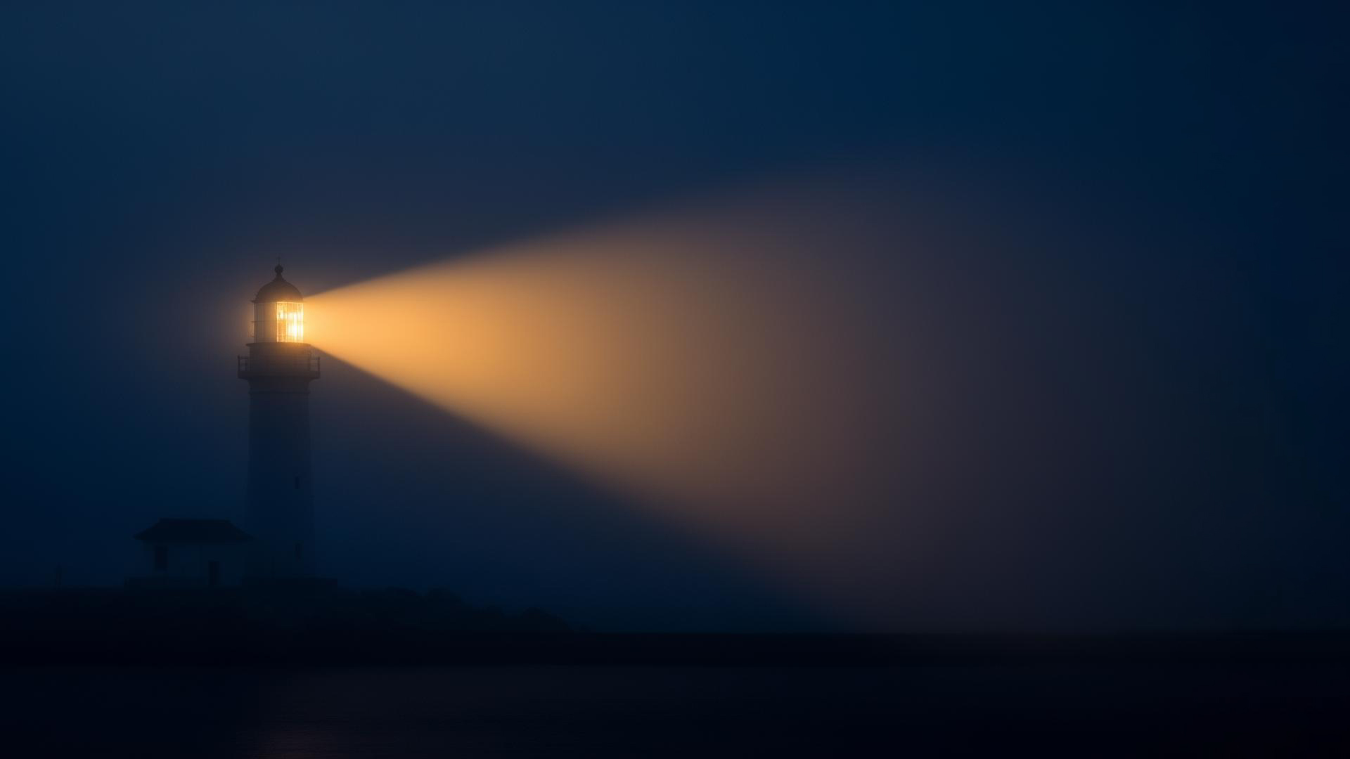 Een vuurtoren in de nacht—een warme baken doorboort de mist.